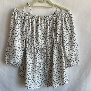 Hint of Blush dainty floral print top, size M